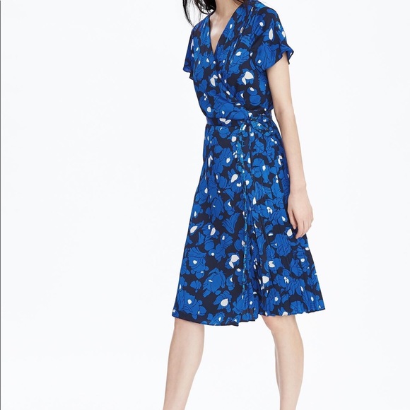Banana Republic Dresses & Skirts - Banana Republic Dress NWOT Blue Floral Wrap Size L Silky Fabric So Flattering!